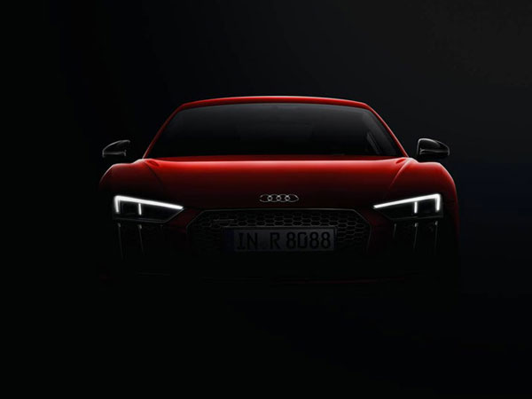 Audi R8's front view