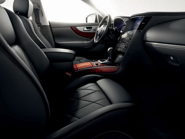 QX 70's luxurious front seats