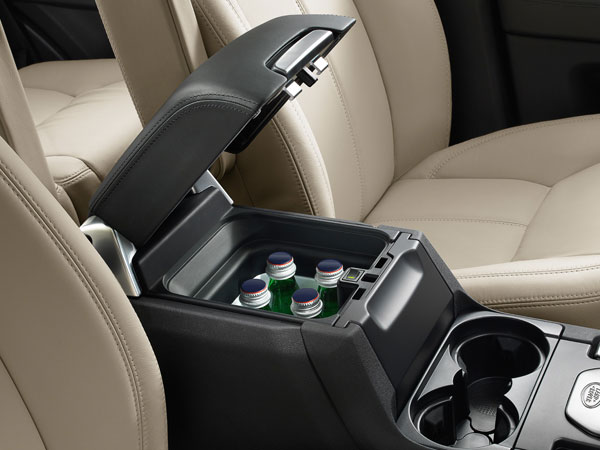 Discovery HSE Sport's front beverage holders